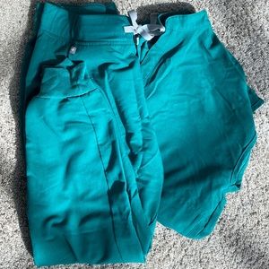Beautiful gently used hunter green scrub set.